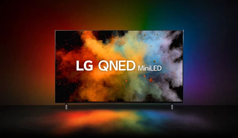 El movimiento tipográfico de QNED y NanoCell se superponen y explotan en polvo de color. El logotipo de LG QNED 8K miniLED aparece en el televisor.