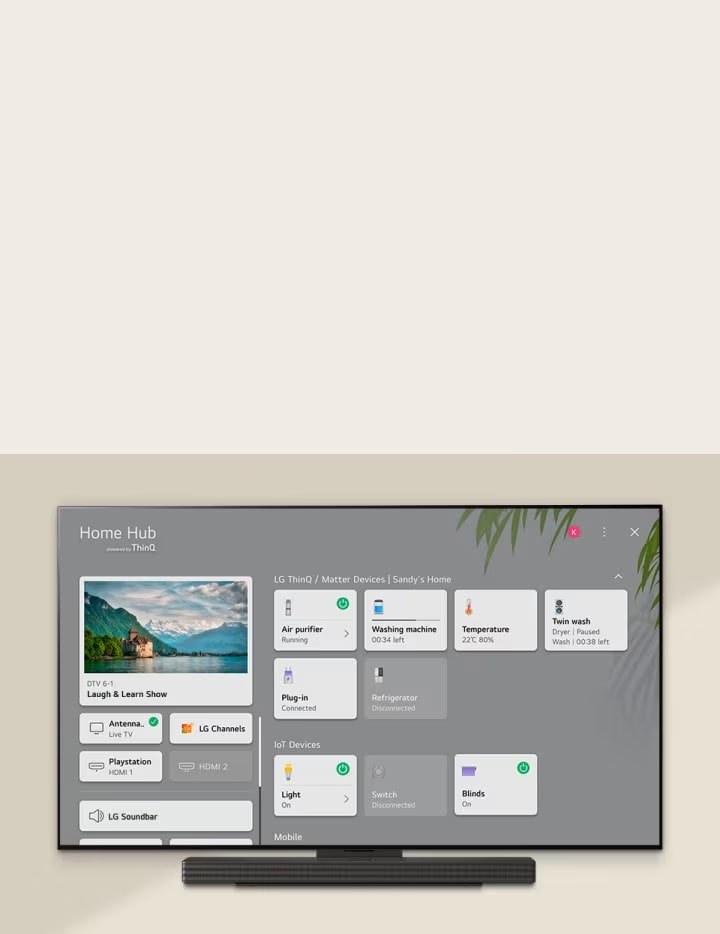 En la pantalla se reproduce un acogedor concierto en un salón. El menú de la interfaz WOW aparece como una superposición y el usuario navega a la configuración de la barra de sonido.