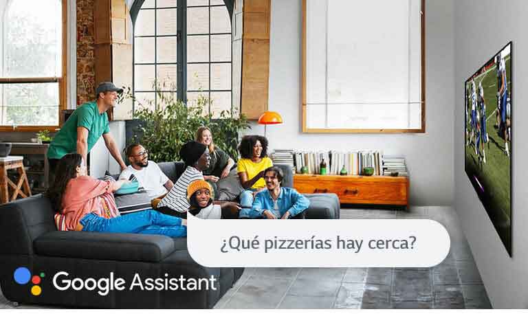 Mujer mirando fútbol en la TV con amigos y preguntándole al Asistente de Google qué pizzerías hay cerca