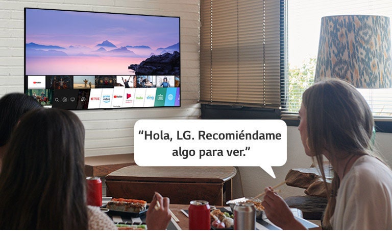 Tres mujeres comiendo sushi mientras una de ellas le pide recomendaciones a la TV LG