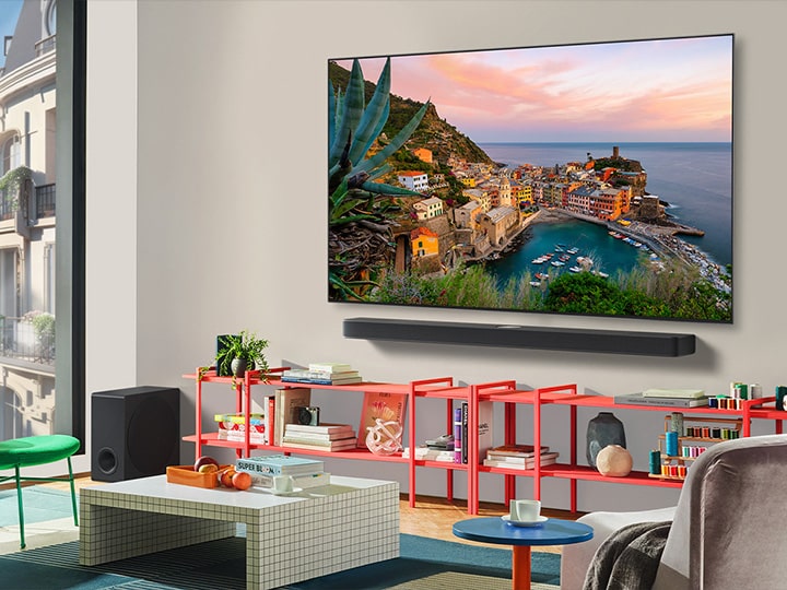 Una sala de estar en una vivienda lujosa. Vista lateral en ángulo de una LG OLED TV montada en la pared. Se puede observar que no hay separación entre la TV y la pared. 