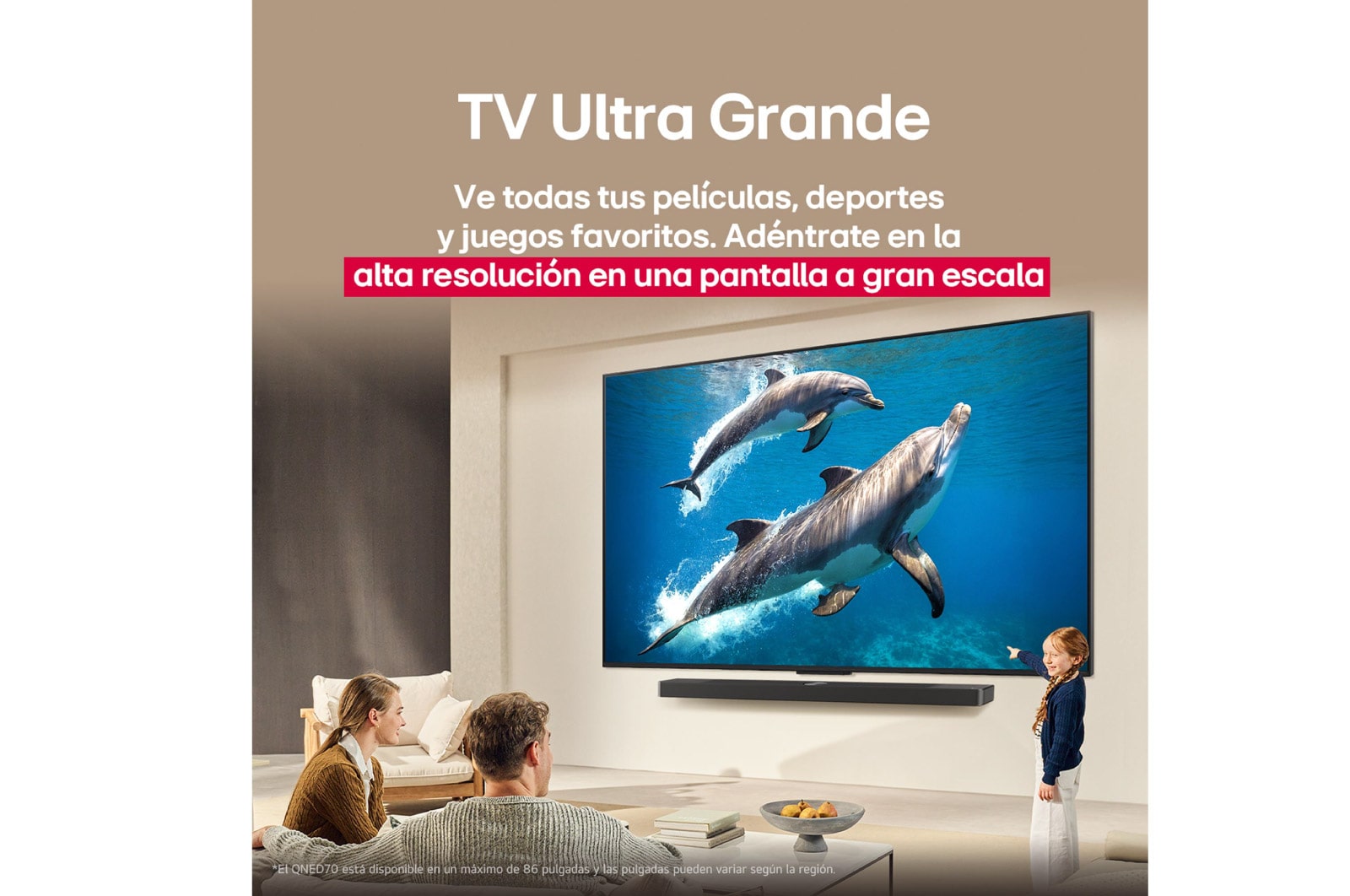 Una familia sentada en el sillón frente a la LG QNED TV montada en la pared encima de una LG Soundbar; una pequeña niña señala la pantalla que muestra dos delfines. El título habla de cómo las escenas son más emocionantes en una pantalla gigante.