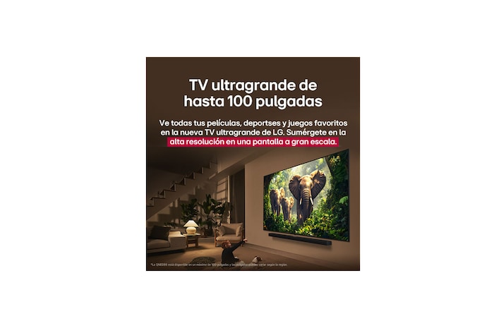 Una joven y un perro sentados frente a una LG QNED TV montada en una pared en la que se ven tres elefantes caminando hacia fuera por encima de la LG Soundbar. El título habla de cómo las escenas son más emocionantes en una pantalla gigante.