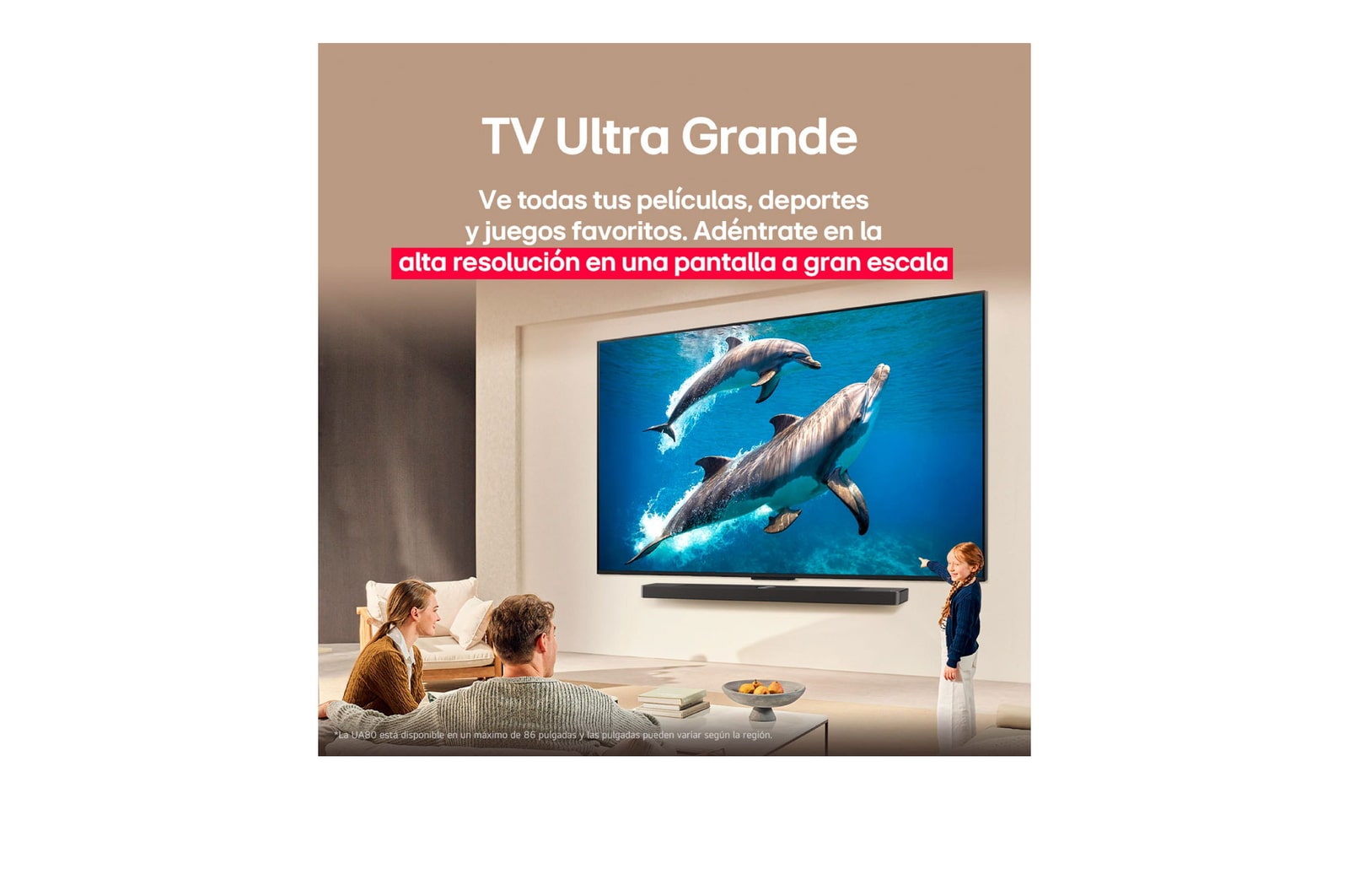LG TV con una pantalla impresionantemente grande montada en una pared encima de una LG Soundbar en una sala de estar de estilo moderno.