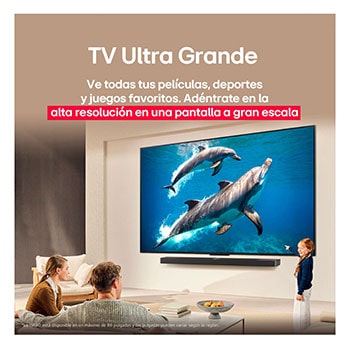 LG TV con una pantalla impresionantemente grande montada en una pared encima de una LG Soundbar en una sala de estar de estilo moderno.