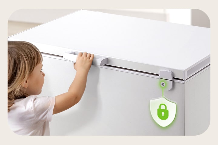 El cierre de seguridad para niños del congelador horizontal de LG evita que los niños abran la tapa, lo que proporciona mayor seguridad