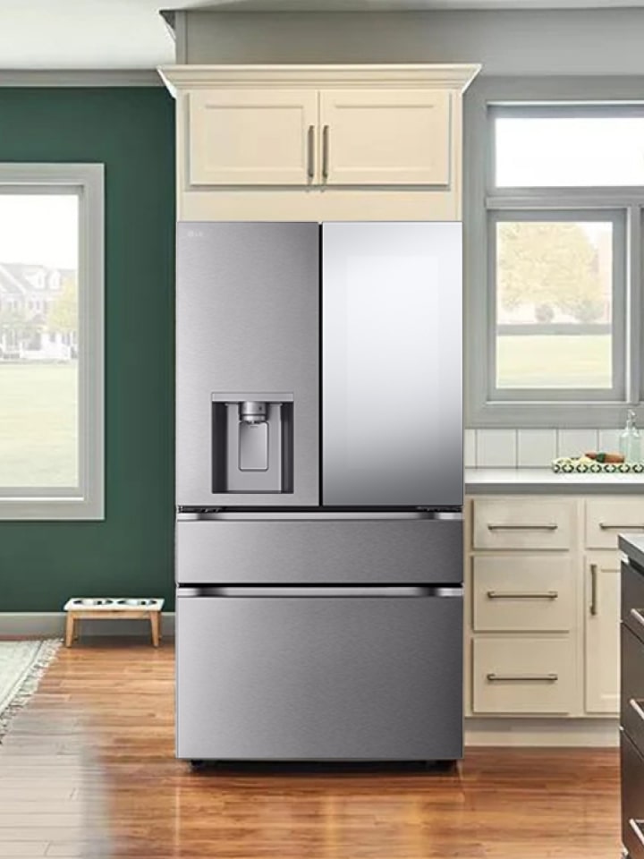 Refrigeradora de varias pueta LG en una cocina moderna.