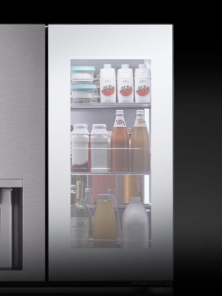 Al golpear la puerta de la refrigeradora LG se puede ver el interior sin abrirla, lo que pone de manifiesto la función InstaView™.
