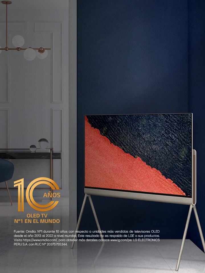 Una imagen de LG OLED evo G3 en la pared de un apartamento moderno y peculiar de la ciudad de Nueva York con una romántica escena nocturna en la pantalla. Emblema de TV OLED número 1 del mundo por 10 años.