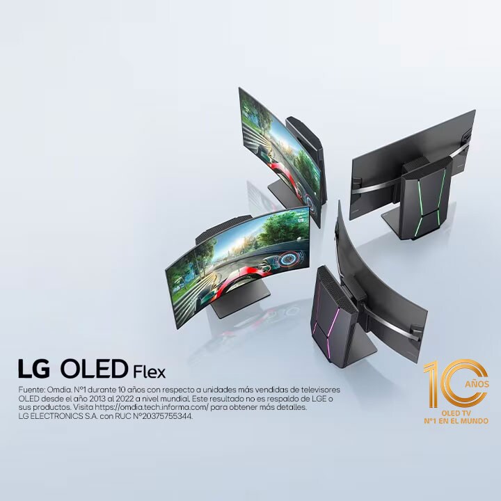 Cuatro televisores LG OLED Flex uno al lado del otro en un ángulo de 45 grados. Cada uno tiene un nivel diferente de curvatura. Se ven dos televisores desde el frente con un juego de carreras en pantalla, y dos desde atrás mostrando Fusion Lighting.