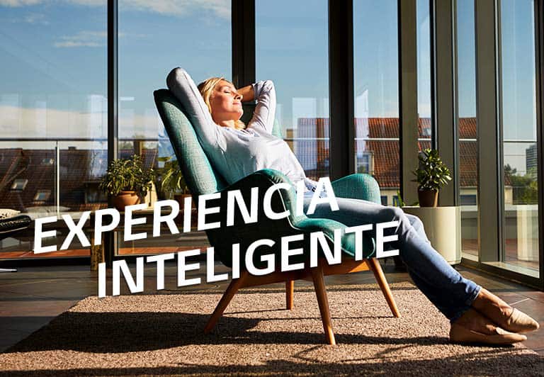 Una mujer descansando en una silla en un salón.