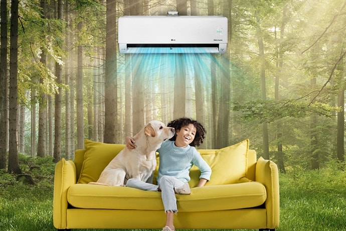 Los niños y las mascotas están felices sentados en el sofá del bosque, disfrutando del viento del aire acondicionado como el viento natural.