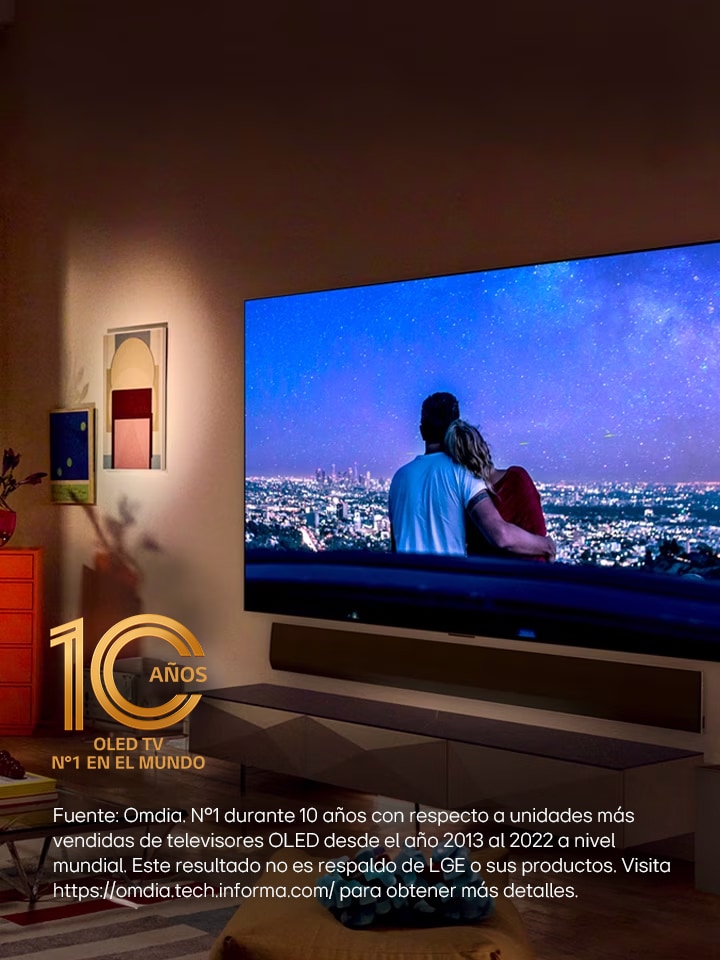 Una imagen de LG OLED evo G3 en la pared de un apartamento moderno y peculiar de la ciudad de Nueva York con una romántica escena nocturna en la pantalla. Emblema de TV OLED número 1 del mundo por 10 años.