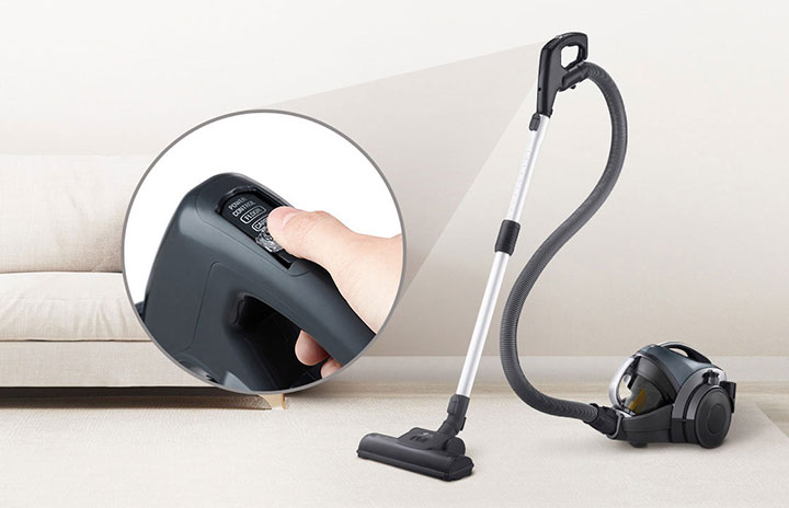 This image illustrates the convenience of having on, off, and power levels on the pipe handle of a vacuum cleaner.