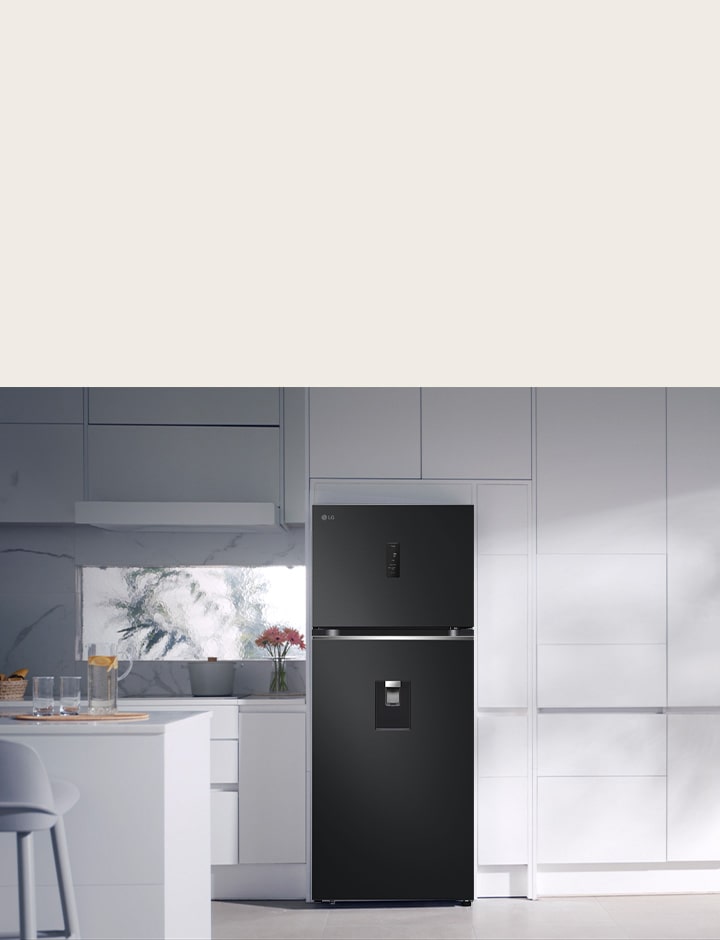 Modern kitchen featuring an lg smart refrigerator with smart fresh air technology, designed to optimize cooling based on usage patterns for energy efficiency, even during peak times.