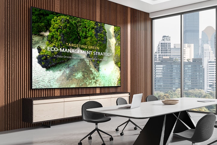 Na ścianie sali konferencyjnej zamontowany jest ekran Signage, wyraźnie pokazujący treść spotkania na ekranie.