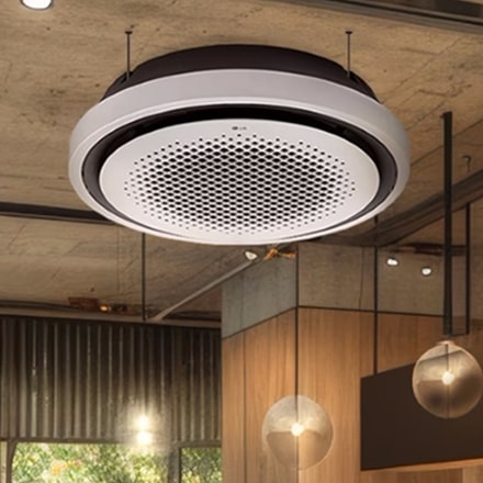 Scena, w której zamontowano LG Round Cassette, harmonizującą pięknie z oświetleniem sklepu.  