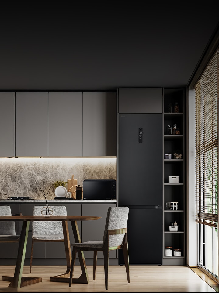 Człowiek i pies na kanapie przed telewizorem LG