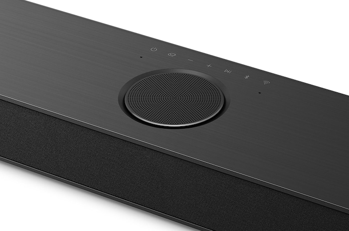 Widok pod kątem na LG Soundbar S80TY i subwoofera z wymiarami