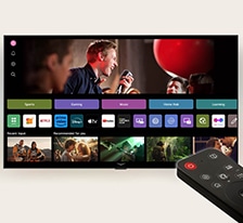 Interfejs LG webOS z pilotem AI Magic Remote na pierwszym planie. Miniaturki na interfejsie pokazują spersonalizowane rekomendacje treści od AI Voice ID.