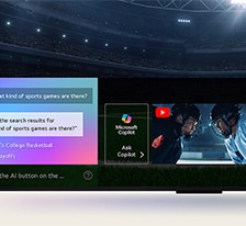 Zbliżenie ekranu LG QNED TV, pokazujące działanie funkcji AI Search. Otwarte zostanie małe okno czatu informujące o tym, że użytkownik zapytał o dostępne gry sportowe. Wyszukiwanie AI udzieliło odpowiedzi za pośrednictwem czatu i wyświetlając miniatury dostępnych treści. Pojawia się również monit umożliwiający zadanie pytania Microsoft Copilot. 