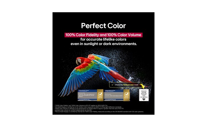 Kolorowa papuga w ultrawysokiej rozdzielczości na czarnym tle. Krople wody zawieszone w powietrzu wokół niej. Obraz ukazuje technologię Perfect Color – każda barwa na ciele papugi jest żywa i intensywna. Widoczne są różne logotypy certyfikacji od UL i Intertek. Odnosi się to do 100% wierności kolorów i 100% objętości kolorów. Tekst informuje również: „Sprawdź oznaczenie certyfikatu Perfect Black”.