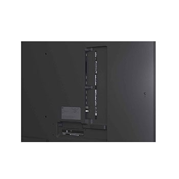 Przed telewizorem LG QNED TV zamontowanym na ścianie, przedstawiającym trzy słonie idące na zewnątrz nad LG Soundbar, siedzą dziewczynka i pies. Napis informuje o tym, że na wielkim ekranie każda akcja jest bardziej ekscytująca.