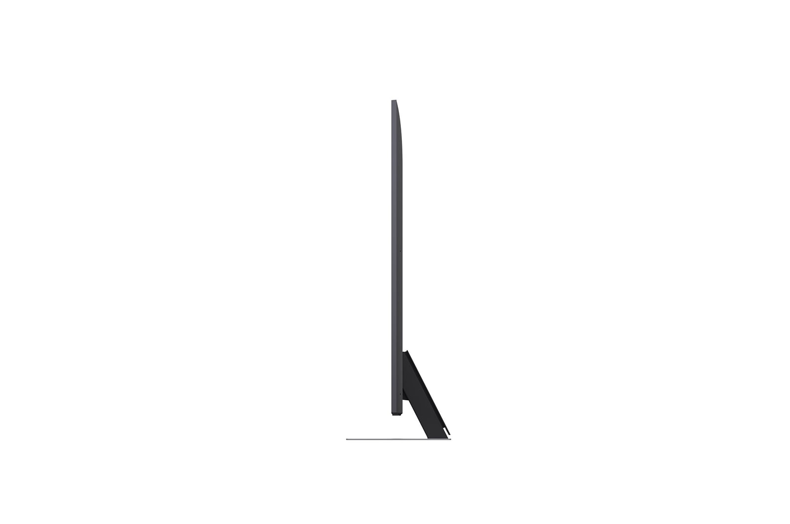 Przed telewizorem LG QNED TV zamontowanym na ścianie, przedstawiającym trzy słonie idące na zewnątrz nad LG Soundbar, siedzą dziewczynka i pies. Napis informuje o tym, że na wielkim ekranie każda akcja jest bardziej ekscytująca.