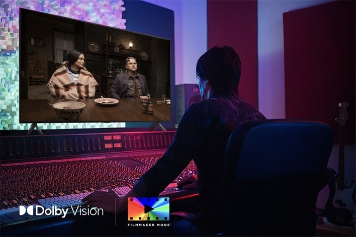 Reżyser znajdujący się przed panelem sterowania, montujący film „Czas krwawego księżyca” na LG QNED TV. W lewym dolnym rogu znajduje się logo Dolby Vision i logo FILMMAKER MODE™.