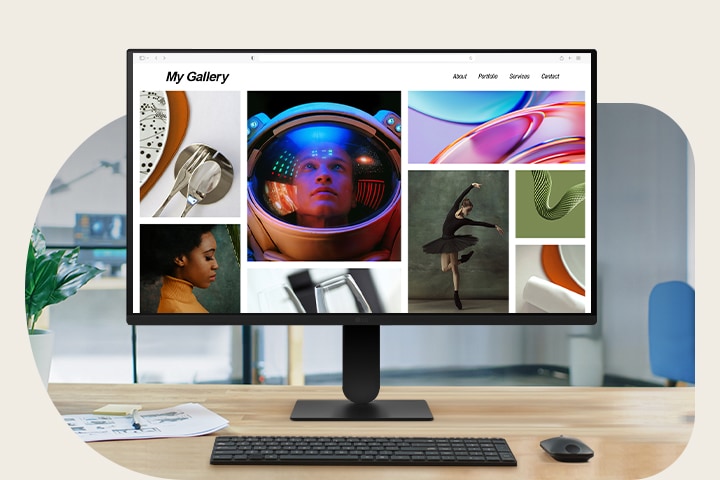 Monitor Full HD IPS o przekątnej 23,8 cala jest pokazany na nowoczesnym biurku i wyświetla kolorową galerię zdjęć. Scena podkreśla smukłą konstrukcję monitora, żywe i dokładne kolory dzięki gamie kolorów sRGB wynoszącej 99% (typowo) i ostrej rozdzielczości Full HD. Klawiatura, mysz, filiżanka kawy i słuchawki uzupełniają czystą przestrzeń roboczą.