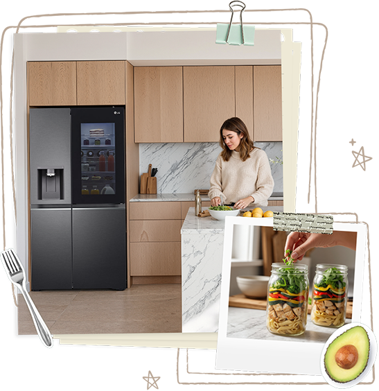 Zdjęcie w stylu polaroidowym przedstawiające osobę układającą zakupy spożywcze w lodówce w kuchni w odcieniach drewna, z pojemnikami do przygotowywania posiłków i naklejkami na lodówkę	