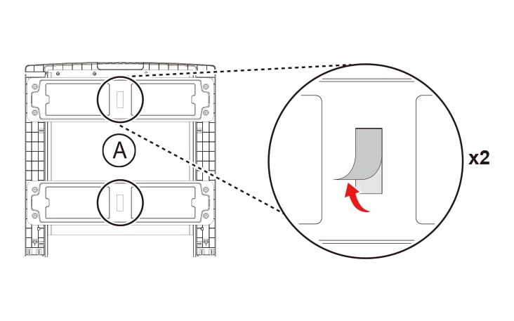 Usuń cztery dwustronne arkusze zabezpieczające z taśmy znajdujące się na spodzie łącznika.