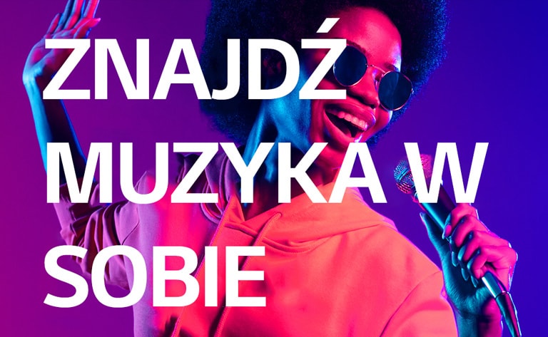 Kobieta śpiewa.