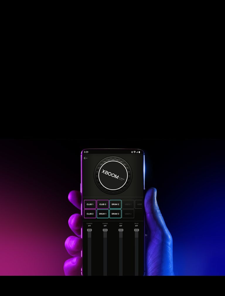 Ręka trzyma smartfon i pokazuje aplikację DJ-ską.