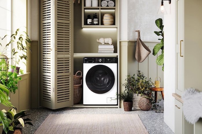 Nowoczesna pralka LG F4W1175YW wkomponowana w jasne, domowe wnętrze, prezentująca elegancki front i funkcjonalny design ułatwiający codzienne pranie.