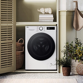 Nowoczesna pralka LG F2W8S501W wkomponowana w jasne, domowe wnętrze, prezentująca elegancki front i funkcjonalny design ułatwiający codzienne pranie.