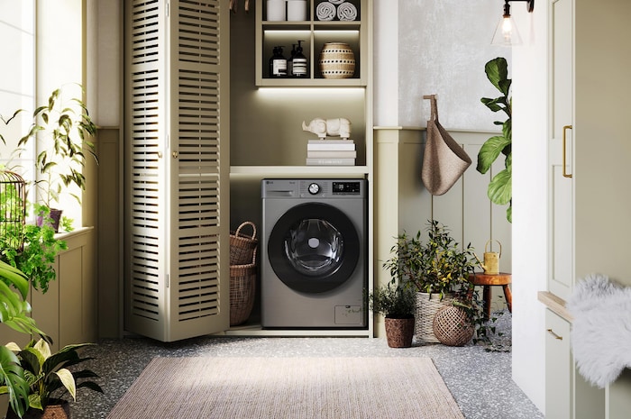Nowoczesna pralka LG MF2W9S72YP wkomponowana w jasne, domowe wnętrze, prezentująca elegancki front i funkcjonalny design ułatwiający codzienne pranie.