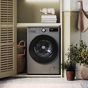 Nowoczesna pralka LG MF2W9S72YP wkomponowana w jasne, domowe wnętrze, prezentująca elegancki front i funkcjonalny design ułatwiający codzienne pranie.
