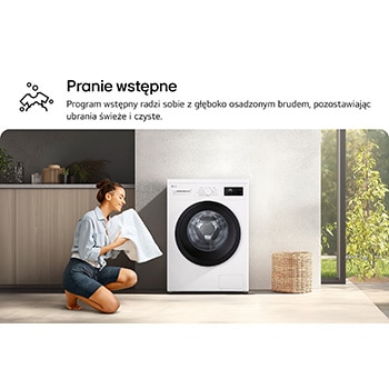 Program prania wstępnego pralki LG F4A1009NWK zaprezentowany na przykładzie użytkowniczki trzymającej świeżo wyprane ręczniki.