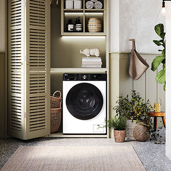 Biała pralko-suszarka 11/6 kg LG F4D1675YW z czarnymi drzwiami, w nowoczesnej i przytulnej pralni.