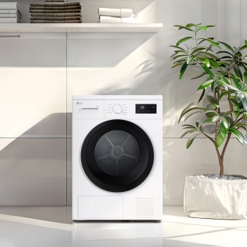 Biała suszarka 8 kg LG RHA1008NWK z czarnymi drzwiami, ustawiona w nowoczesnym, jasnym pomieszczeniu z rośliną.