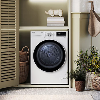 Biała suszarka 8 kg LG RC80V5AV5N zainstalowana w nowoczesnej pralni z szafami żaluzjowymi.
