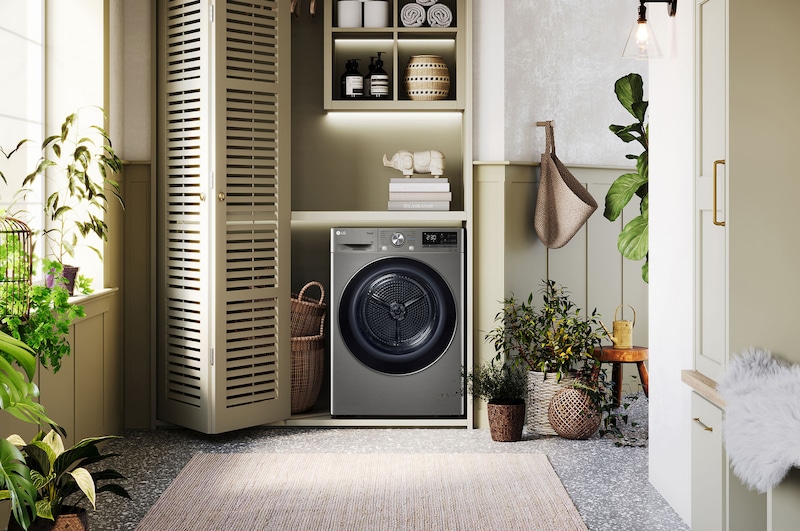 Biała suszarka 9 kg LG RC90V9PV2N zainstalowana w nowoczesnej pralni z szafami żaluzjowymi.