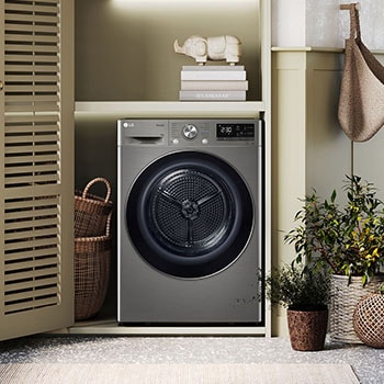 Biała suszarka 9 kg LG RC90V9PV2N zainstalowana w nowoczesnej pralni z szafami żaluzjowymi.