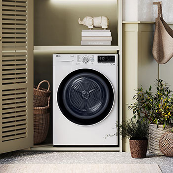 Biała suszarka 9 kg LG RC90V9AV4N zainstalowana w nowoczesnej pralni z szafami żaluzjowymi.