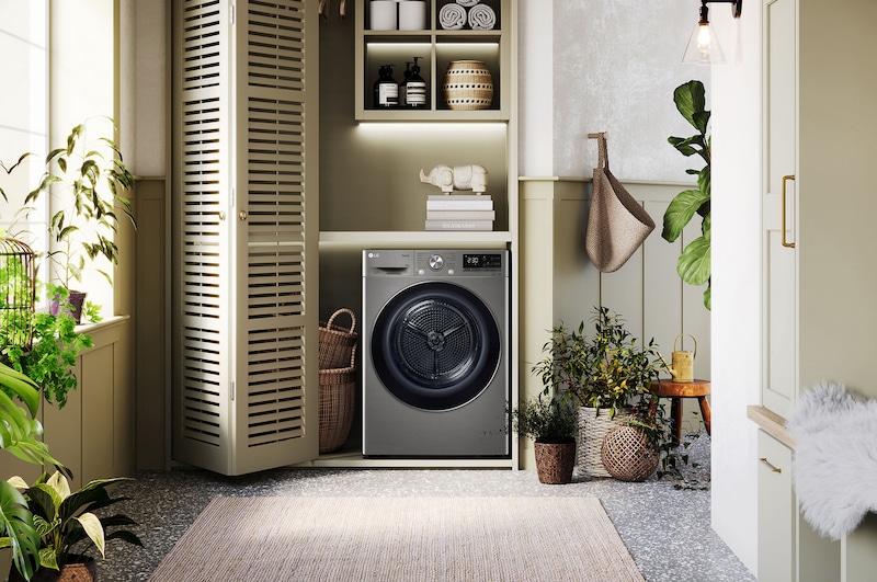 Biała suszarka 10 kg LG RC10V9PV2W zainstalowana w nowoczesnej pralni z szafami żaluzjowymi.