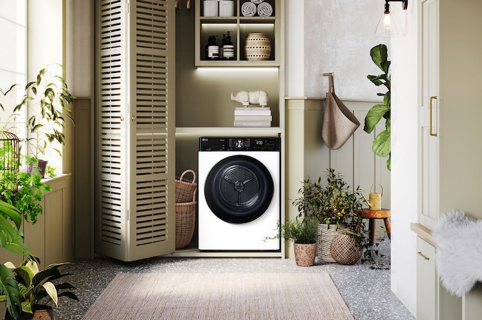 Biała suszarka 9 kg LG RH90V9LV2N z czarnymi drzwiami, zainstalowana w eleganckiej pralni z szafami żaluzjowymi.