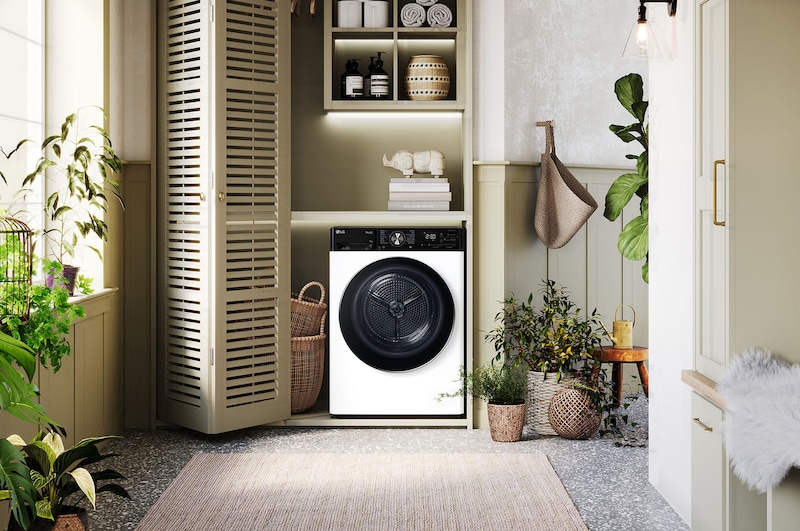 Biała suszarka 9 kg LG RH90V9LV2N z czarnymi drzwiami, zainstalowana w eleganckiej pralni z szafami żaluzjowymi.