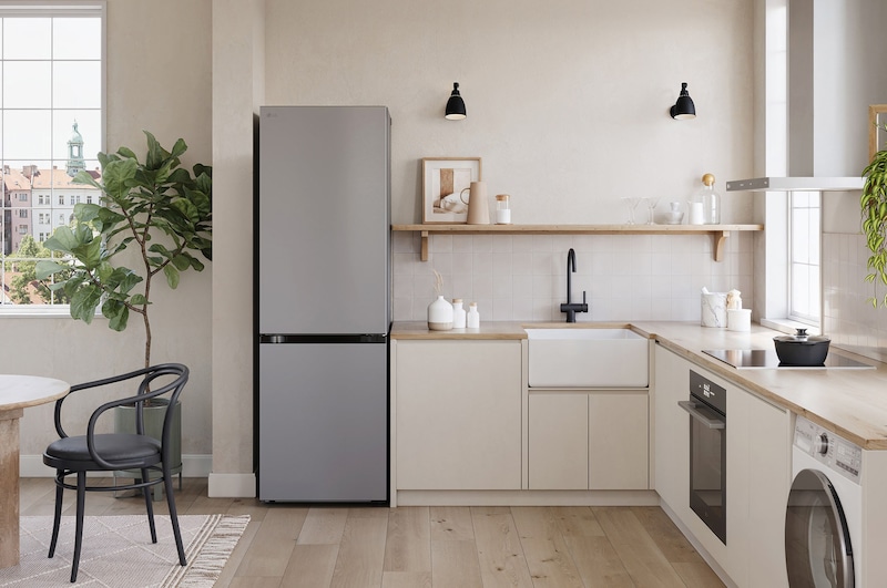 Lodówko-zamrażarka LG GBV7180CPY Prime Silver, wkomponowana w nowoczesną kuchnię, podkreśla elegancki i płaski design drzwi.