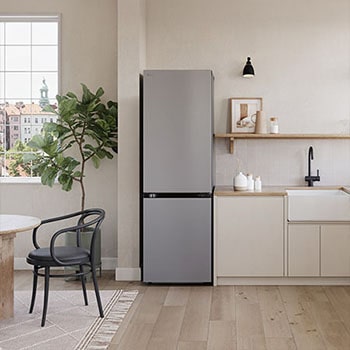 Lodówko-zamrażarka LG GBV7180CPY Prime Silver, wkomponowana w nowoczesną kuchnię, podkreśla elegancki i płaski design drzwi.